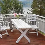8 Person In Eidsvag-by Traum * Mittet