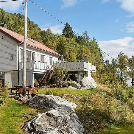 8 Person In Eidsvag-by Traum *