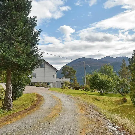 8 Person In Eidsvag-by Traum