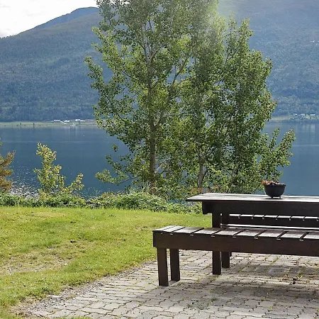 8 Person In Eidsvag-by Traum * Mittet