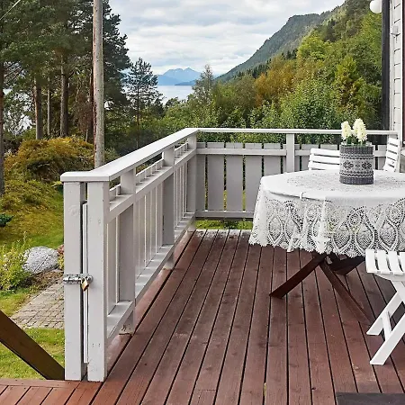 8 Person In Eidsvag-by Traum *