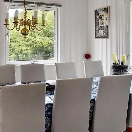 8 Person In Eidsvag-by Traum Vakantiehuis Mittet