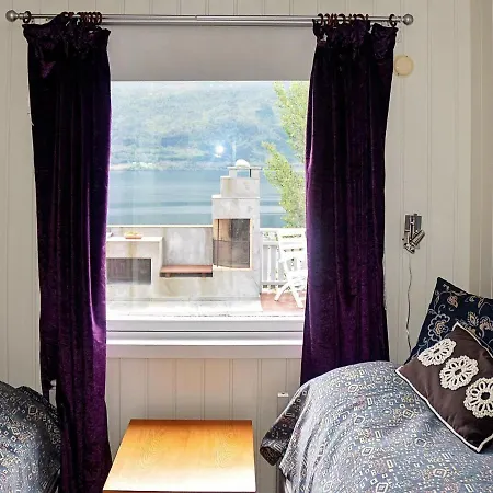 8 Person In Eidsvag-by Traum