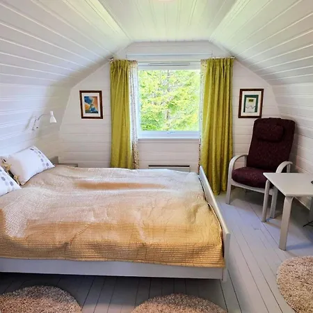 8 Person In Eidsvag-by Traum Vakantiehuis Mittet
