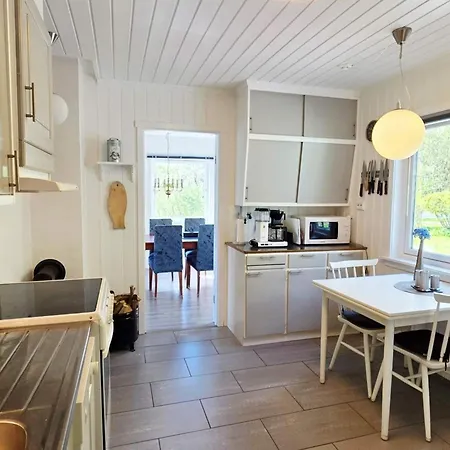 8 Person In Eidsvag-by Traum