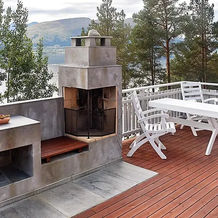 8 Person In Eidsvag-by Traum