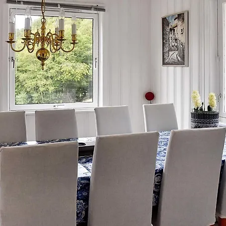 8 Person In Eidsvag-by Traum