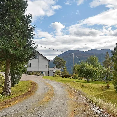 8 Person In Eidsvag-by Traum