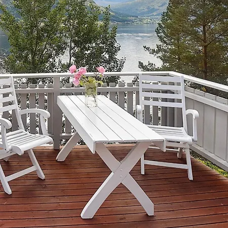 8 Person In Eidsvag-by Traum * Mittet