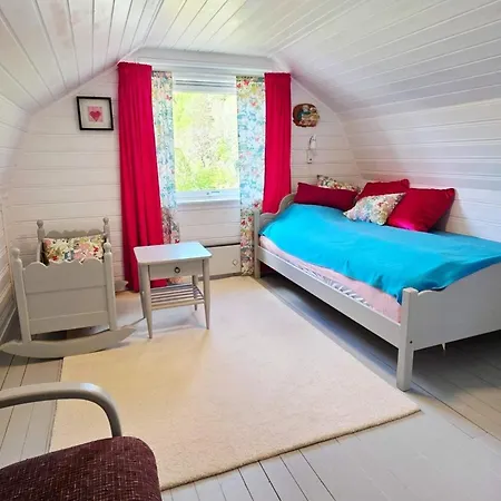 8 Person In Eidsvag-by Traum Vakantiehuis Mittet