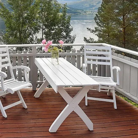 8 Person In Eidsvag-by Traum * Mittet