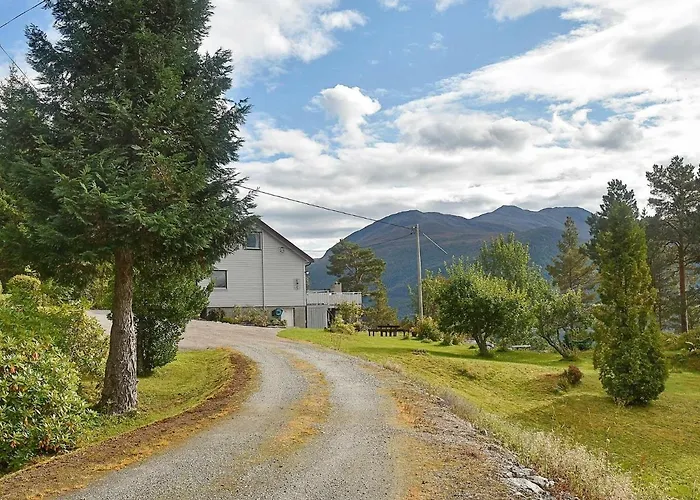8 Person In Eidsvag-by Traum