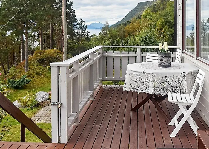 8 Person In Eidsvag-by Traum *